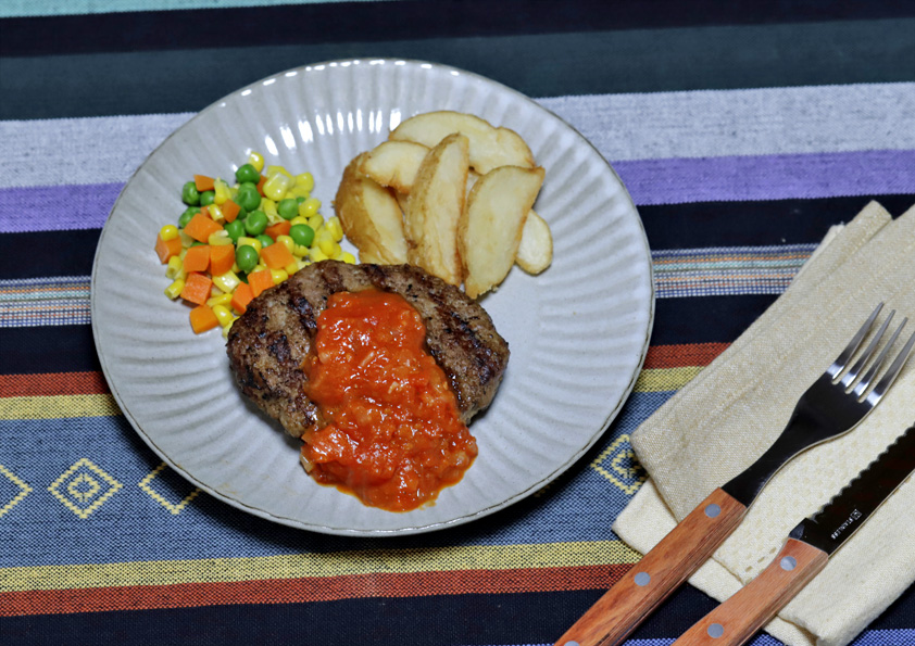 ハンバーグステーキ（合い挽き肉） トマトソース（焼き目付き）