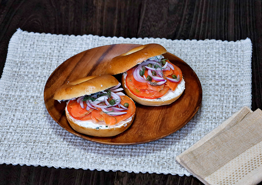 スモークサーモンを使ったベーグルのサンドイッチの作り方