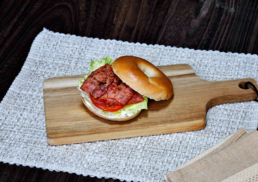 ベーグルを使ったBLTサンドイッチの作り方