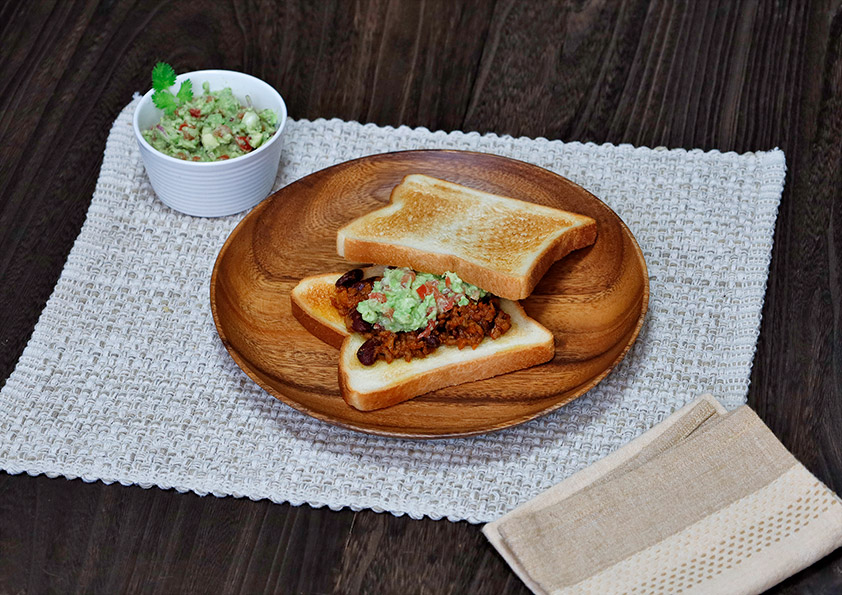 チリコンカンとワカモレを使ったサンドイッチ