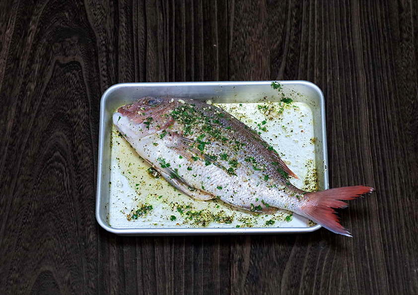 鯛をマリネ液に浸す