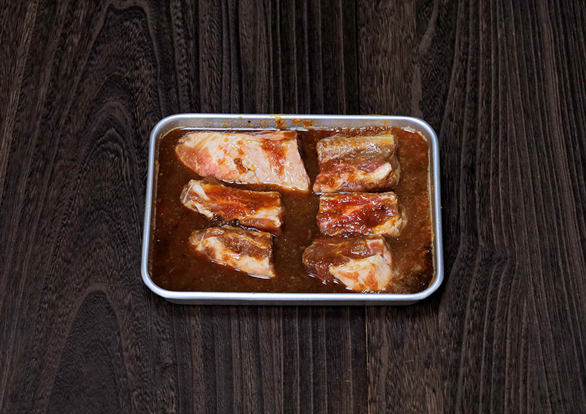 たれに漬け込んでいるスペアリブ