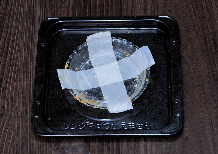 パイ皿にオーブンシートを十字に敷く