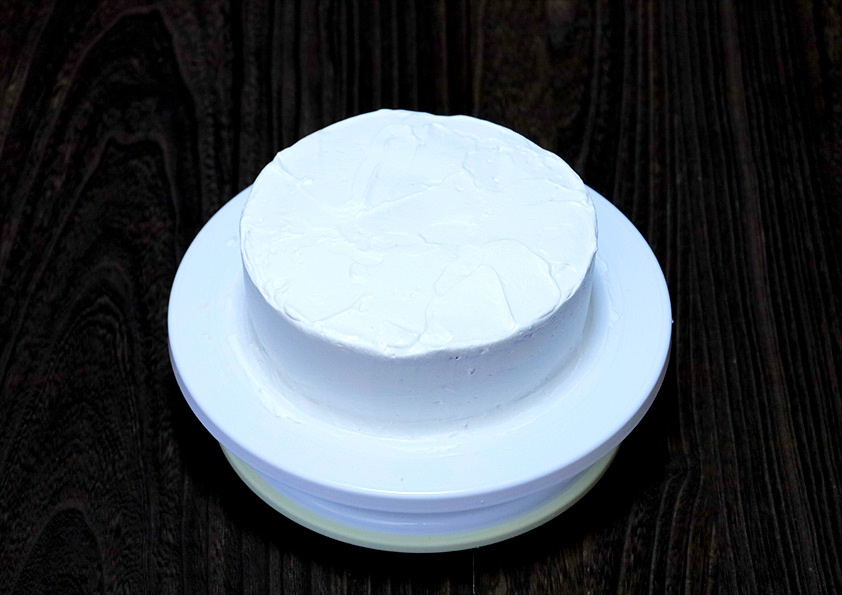 ホイップクリームをスポンジケーキに塗り込む