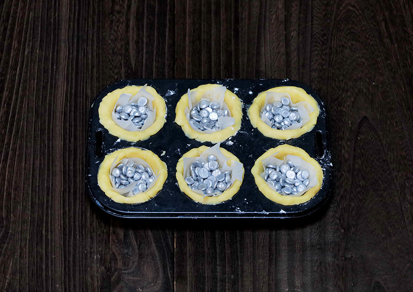 焼く前のエッグタルト生地とタルトストーン