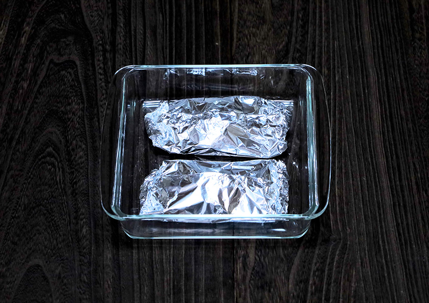 鮭とその他の具材をアルミホイルで包む