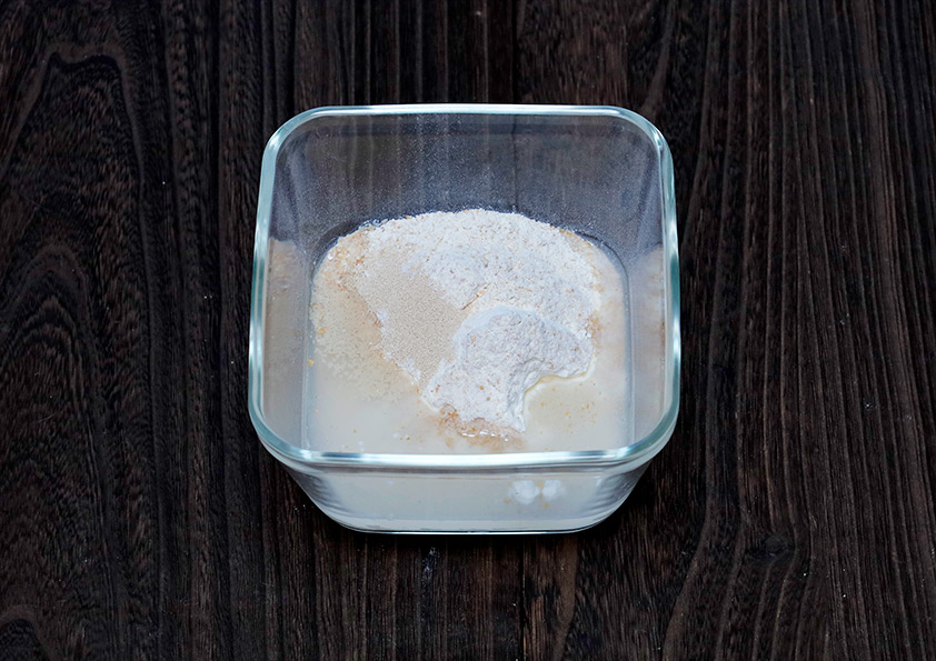 耐熱ガラス保存容器に入れたパン・ド・カンパーニュの材料