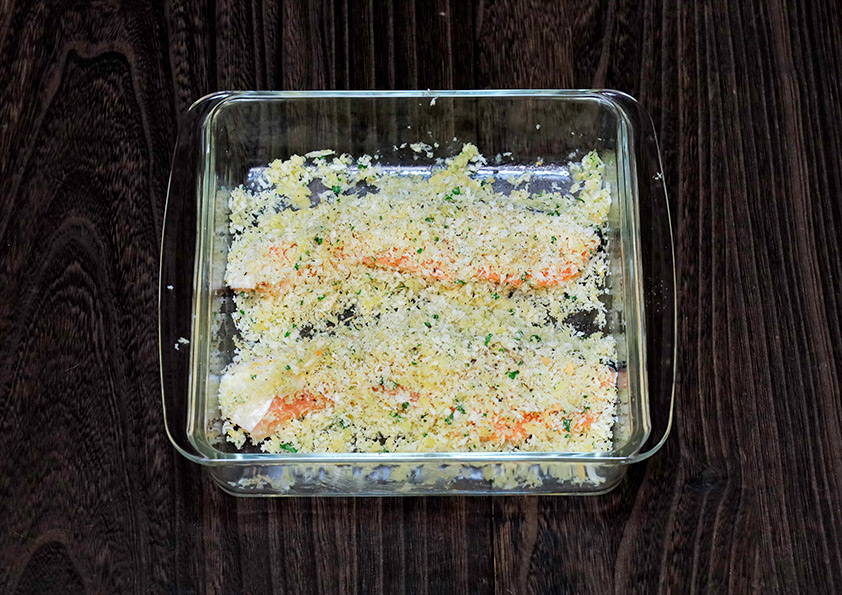 香草パン粉を鮭の切り身にまぶす