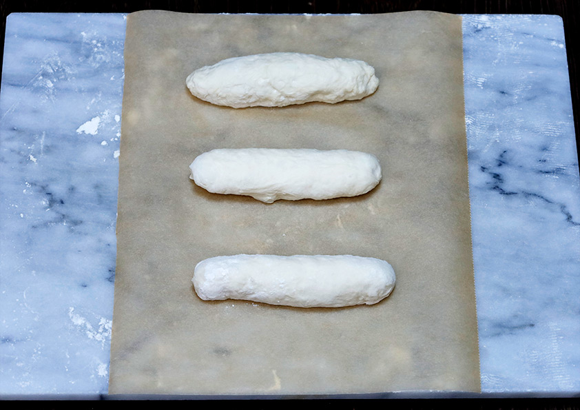 成形後のソーセージフランスパン