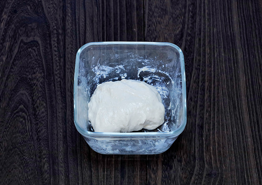 生地を折り込んでいる段階のソフトフランスパンの生地