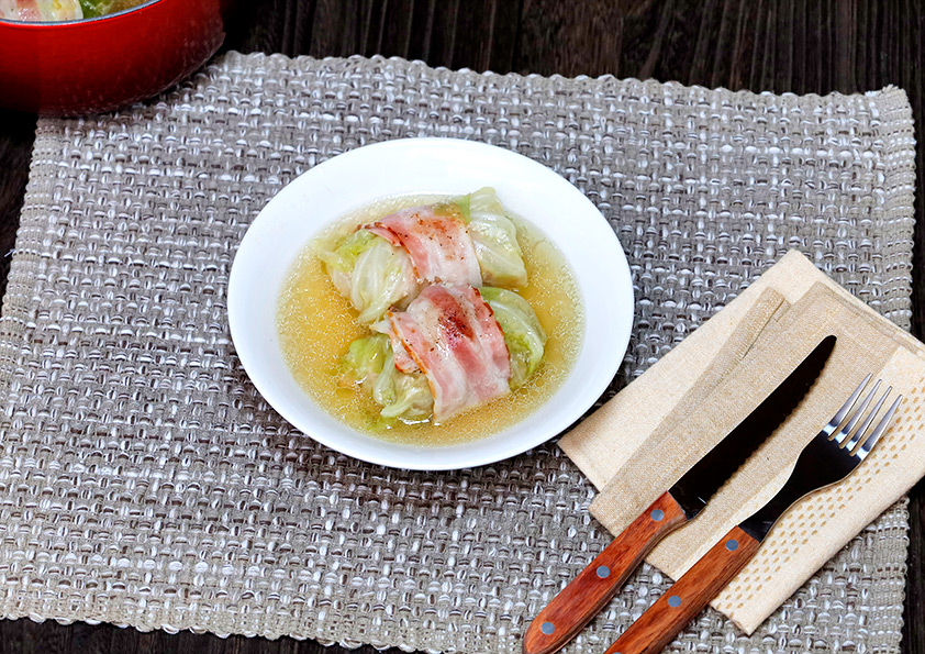 コンソメスープで煮込んで作る定番ロールキャベツのレシピ