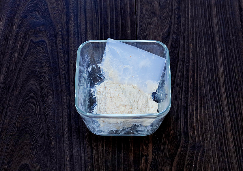 全粒粉入りホットドッグ用のパン生地を混ぜる