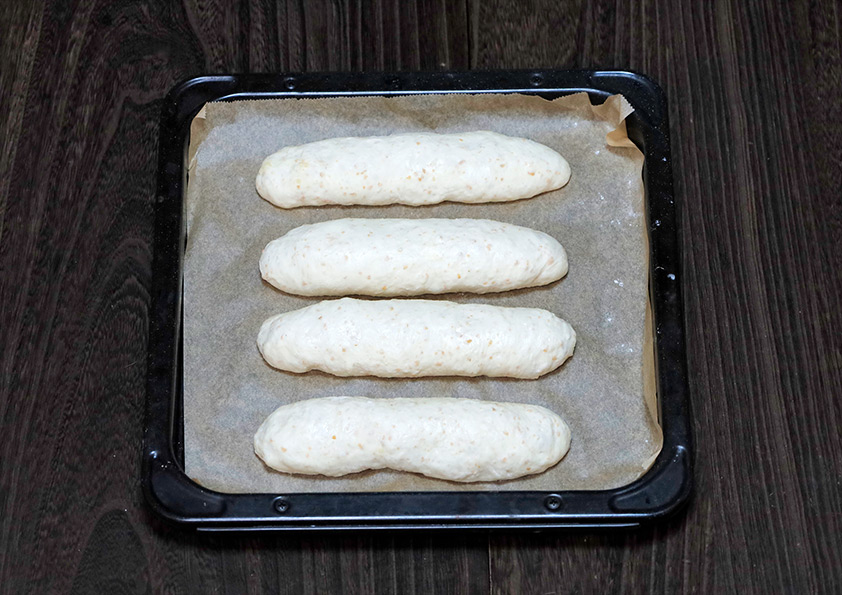 2次発酵後の全粒粉入りホットドッグ用のパン