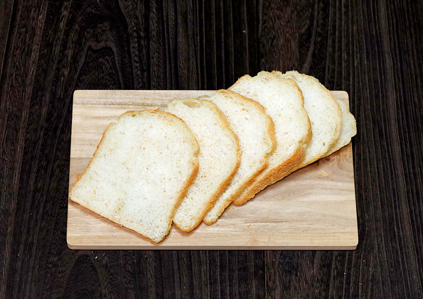 スライスした全粒粉入り食パン